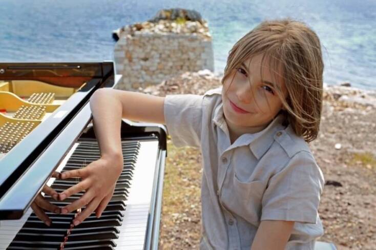 Ο Στέλιος Κερασίδης παίζει «Το βαλς της Αναγέννησης» στον Ραμνούντα