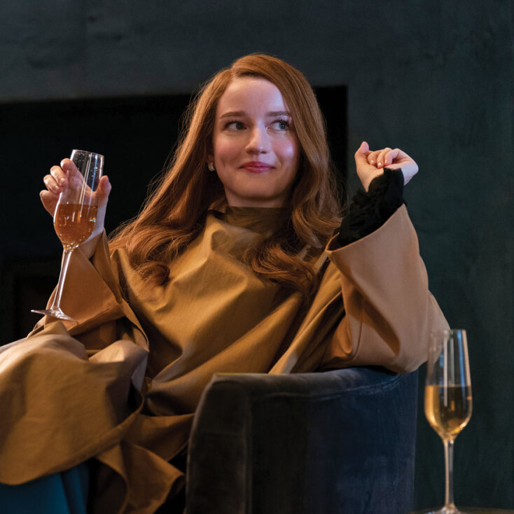 Η ηθοποιός Julia Garner ως Anna Delvey στη σειρά Inventing Anna