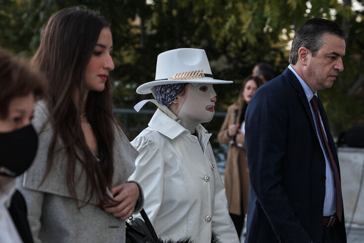 Η Ιωάννα Παλιοσπύρου με την ειδική μάσκα προσέρχεται στη δίκη για την επίθεση με βιτριόλι λίγες ώρες πριν κριθεί ένοχη η Έφη Κακαράντζουλα για απόπειρα ανθρωποκτονίας