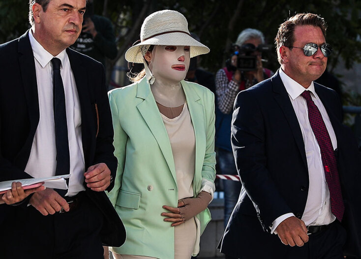 Η Ιωάννα Παλιοσπύρου, με την ειδική μάσκα μετά την επίθεση με το βιτριόλι, προσέρχεται στη δίκη για να καταθέσει