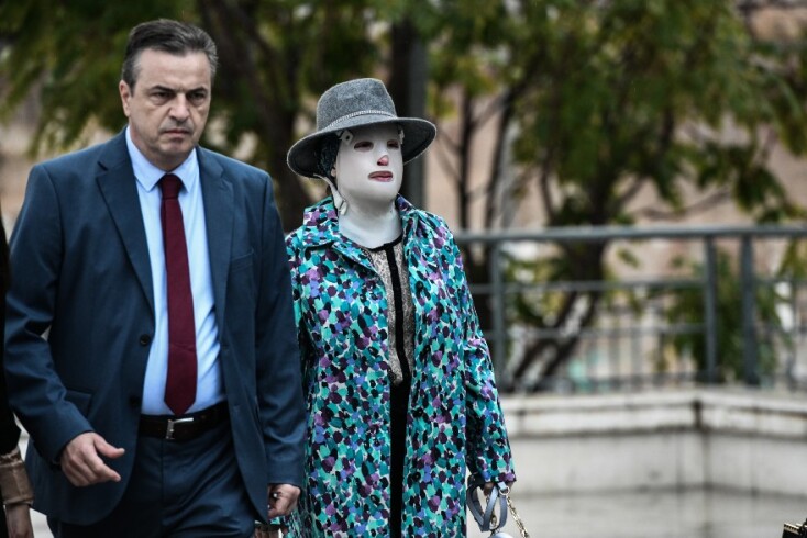 Η Ιωάννα Παλιοσπύρου την ώρα που φτάνει στο δικαστήριο για την απολογία της Έφης Κακαράντζουλα