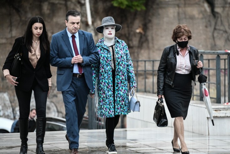 Η Ιωάννα Παλιοσπύρου την ώρα που φτάνει στο δικαστήριο για την απολογία της Έφης Κακαράντζουλα