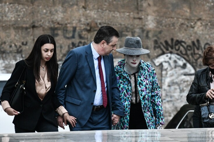 Η Ιωάννα Παλιοσπύρου την ώρα που φτάνει στο δικαστήριο για την απολογία της Έφης Κακαράντζουλα