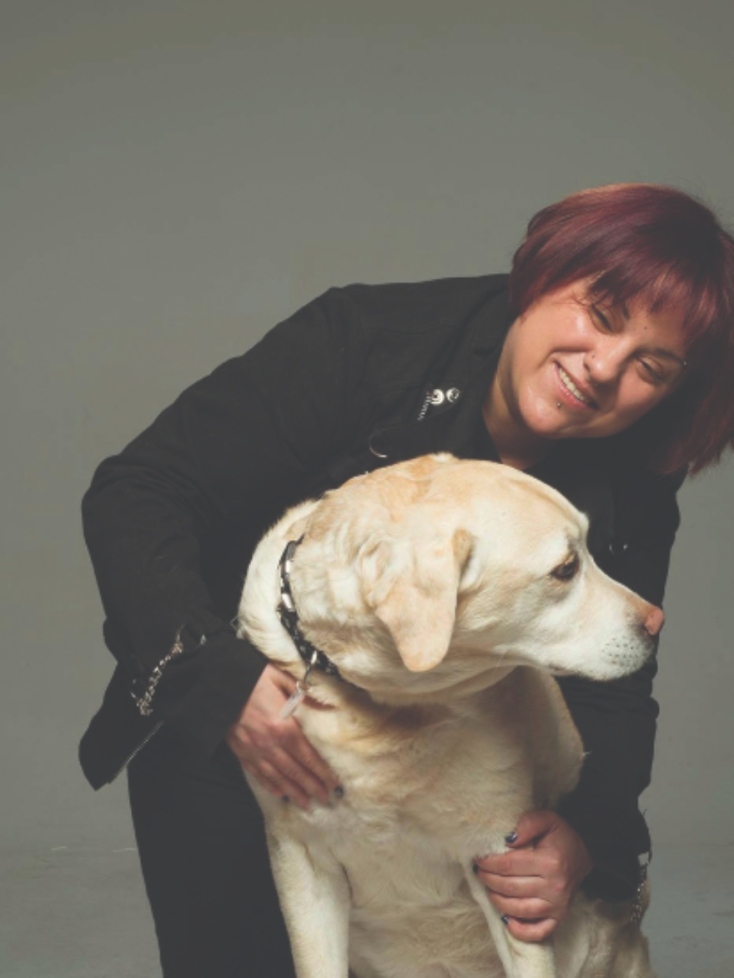 Η ιδρύτρια της Σχολής Οδηγών Τυφλών Λάρα, Ιωάννα-Μαρία Γκέρτσου με την σκυλίτσα May