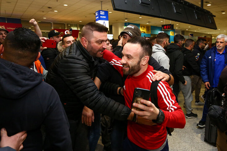 Φίλαθλοι του Ολυμπιακού αποθέωσαν τον Βαλμπουενά στο αεροδρόμιο «Ελευθέριος Βενιζέλος»