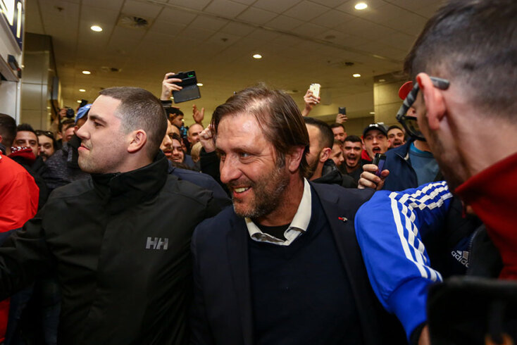 Η θριαμβευτική υποδοχή του Ολυμπιακού στο αεροδρόμιο «Ελευθέριος Βενιζέλος»