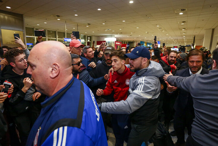 Αποθέωση στην υποδοχή του Ολυμπιακού στο αεροδρόμιο «Ελευθέριος Βενιζέλος»
