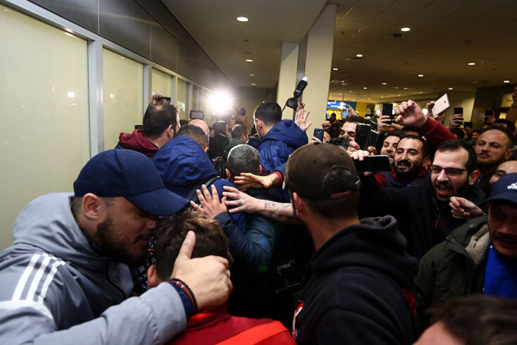Υποδοχή του Ολυμπιακού στο αεροδρόμιο «Ελευθέριος Βενιζέλος»: Αποθέωση των παικτών από τους φιλάθλους