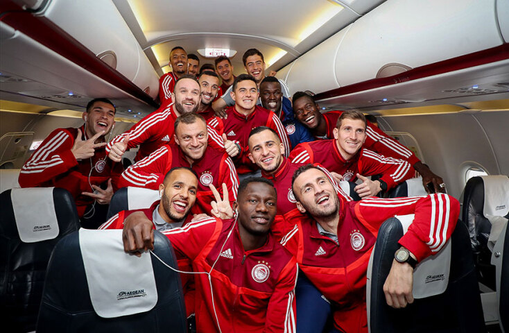 Ολυμπιακός: Οι θριαμβευτές του Λονδίνου στο αεροπλάνο της επιστροφής