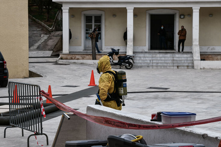 Ύποπτοι φάκελοι σε γραφεία στην Αθήνα: Άνδρας της 1ης ΕΜΑΚ με προστατευτική στολή