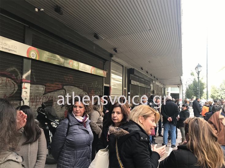 Συμβασιούχοι έξω από το Υπουργείο Εργασίας