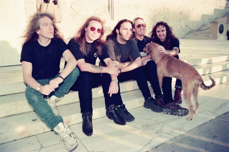 Οι Iron Maiden έξω από τη Βουλή των Ελλήνων