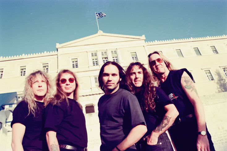 Οι Iron Maiden έξω από τη Βουλή των Ελλήνων