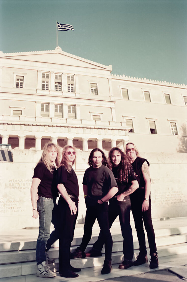 Οι Iron Maiden έξω από τη Βουλή των Ελλήνων
