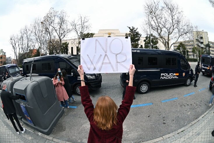 Πολίτες στην Ισπανία διαδηλώνουν κατά της ρωσικής εισβολής στην Ουκρανία