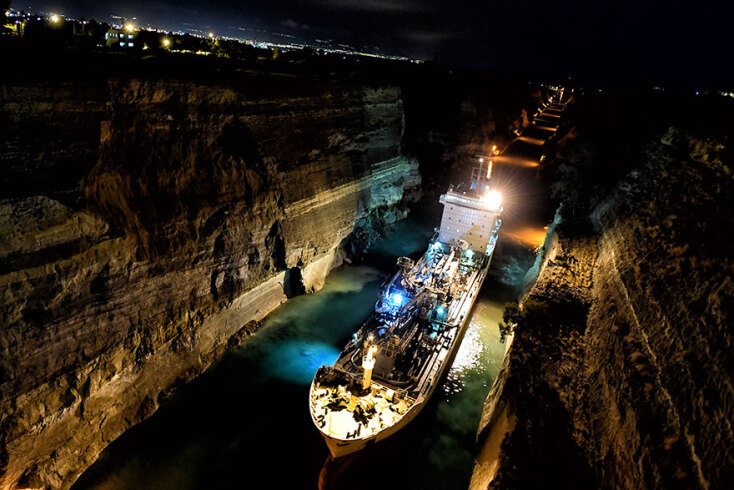 Το πλοίο που προσάραξε στον Ισθμό της Κορίνθου μετά από μεγάλη κατολίσθηση