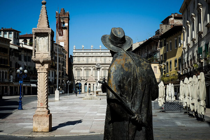 Ιταλία-Κορωνοϊός: Έρημη πόλη η Βερόνα - Δεν κυκλοφορεί ψυχή στη φημισμένη πλατεία ντέλε Έρμπε