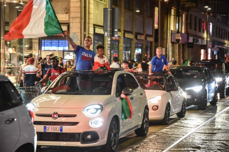 Ιταλοί πανηγυρίζουν την κατάκτηση του Euro από την εθνική ομάδα της χώρας τους