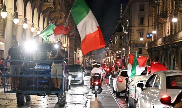 Ιταλοί πανηγυρίζουν την κατάκτηση του Euro από την εθνική ομάδα της χώρας τους