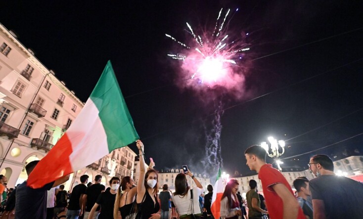 Ιταλοί πανηγυρίζουν την κατάκτηση του Euro από την εθνική ομάδα της χώρας τους