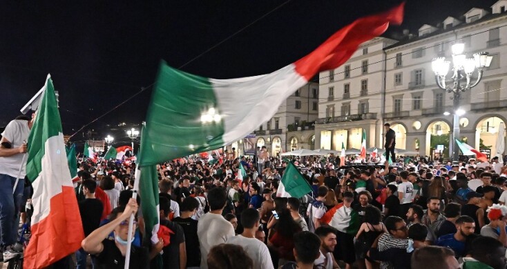 Ιταλοί πανηγυρίζουν την κατάκτηση του Euro από την εθνική ομάδα της χώρας τους