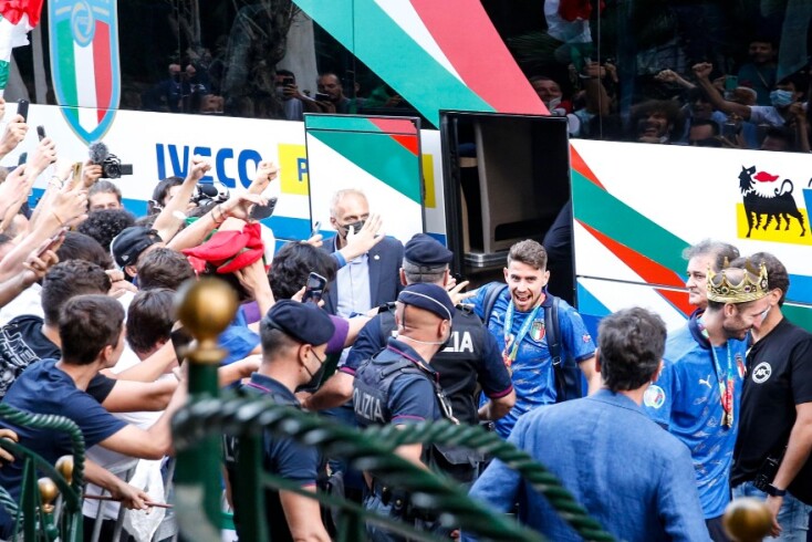 Η άφιξη της Εθνικής Ιταλίας στο ξενοδοχείο της στη Ρώμη