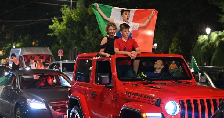 Ιταλοί πανηγυρίζουν την κατάκτηση του Euro από την εθνική ομάδα της χώρας τους