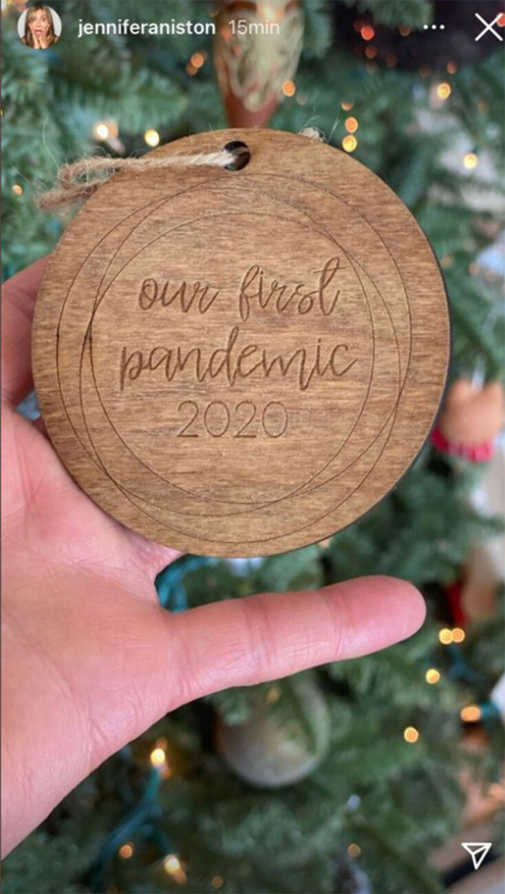 Τζένιφερ Άνιστον: Το στολίδι για την πανδημία κορωνοϊού που κρέμασε στο χριστουγεννιάτικο δέντρο της, προκαλώντας αντιδράσεις στα social media