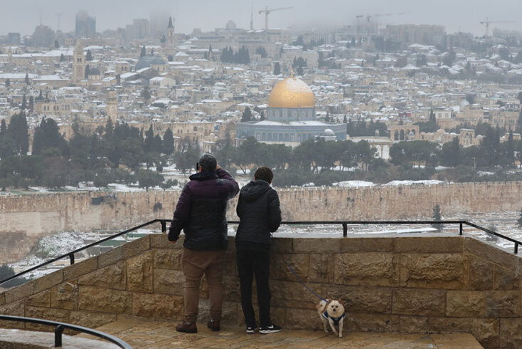 Στα λευκά η Ιερουσαλήμ: Πολίτες βγάζουν φωτογραφίες το χιονισμένο τέμενος Αλ-Άκσα