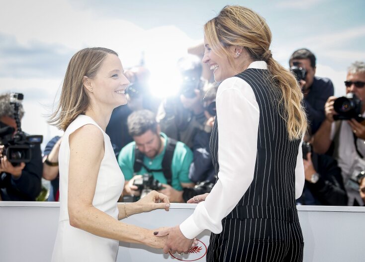 Τζόντι Φόστερ με Τζούλια Ρόμπερτς©EPA-JULIEN WARNAND