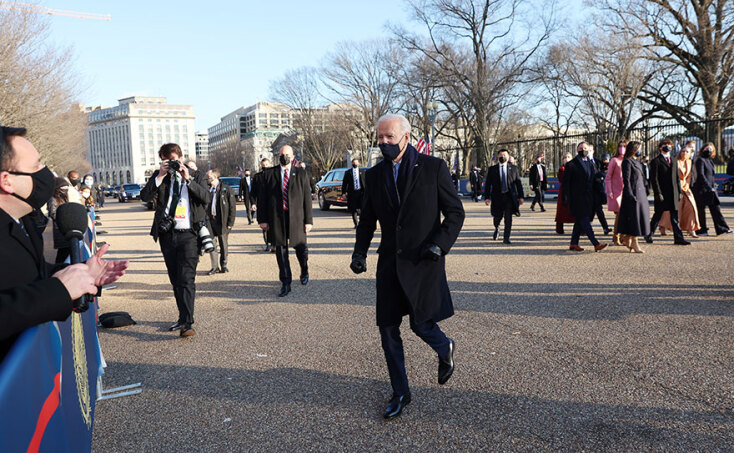 O Τζο Μπάιντεν, 46ος πρόεδρος των ΗΠΑ, φθάνει με τα πόδια στον Λευκό Οίκο