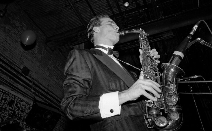 John Lurie: Ο διάσημος μουσικός, ηθοποιός και εικαστικός σπάει την οικειοθελή απομόνωσή του στη νέα σειρά του HBO, «Painting With John»