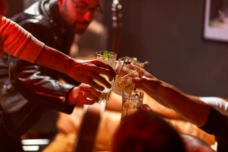 Ανθρώπινα χέρια που κρατούν ποτήρια με ουίσκι