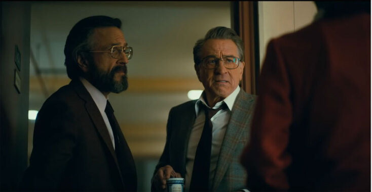 Ο Ντε Νίρο υποδύεται τον διάσημο κωμικό «Μέρι Φράνκλιν», οικοδεσπότη τηλεοπτικού show, ο οποίος καλεί στην εκπομπή του τον «Άρθουρ Φλεκ»