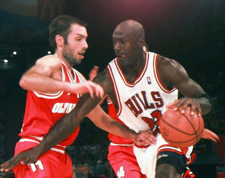 Ο Μίλαν Τόμιτς του Ολυμπιακού κόντρα στον Μάικλ Τζόρνταν