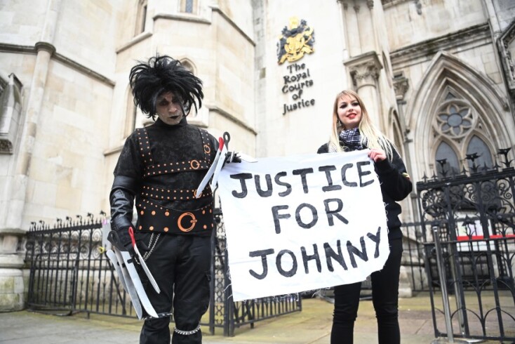 Θαυμαστές του Αμερικανού ηθοποιού Τζόνι Ντεπ έξω από τα Βασιλικά Δικαστήρια στο Λονδίνο © EPA / NEIL HALL