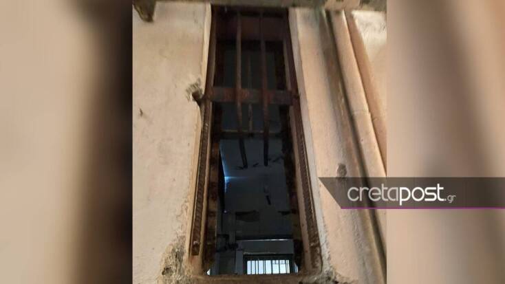 Φωτογραφία από τα κάγκελα που έσπασαν οι κρατούμενοι που απέδρασαν από το Αστυνομικό Μέγαρο Χανίων