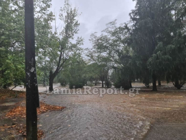 Πλημμύρες σε χωριά κοντά στη Λαμία: Δρόμοι... ποτάμια στα Λουτρά Υπάτης, καθώς η κακοκαιρία «Ιανός» επηρεάζει τη Φθιώτιδα