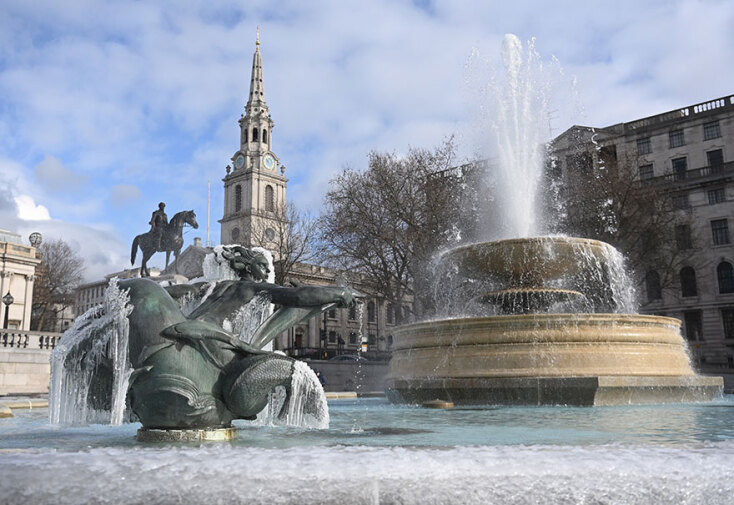 Πάγος σχηματίστηκε στο συντριβάνι στην πλατεία Τραφάλγκαρ στο Λονδίνο, με το ψύχος να είναι πολικό στη Μεγάλη Βρετανία 
