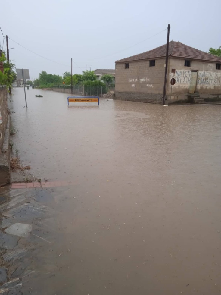 Κακοκαιρία Genesis στη Λάρισα: Πλημμυρισμένος δρόμος 