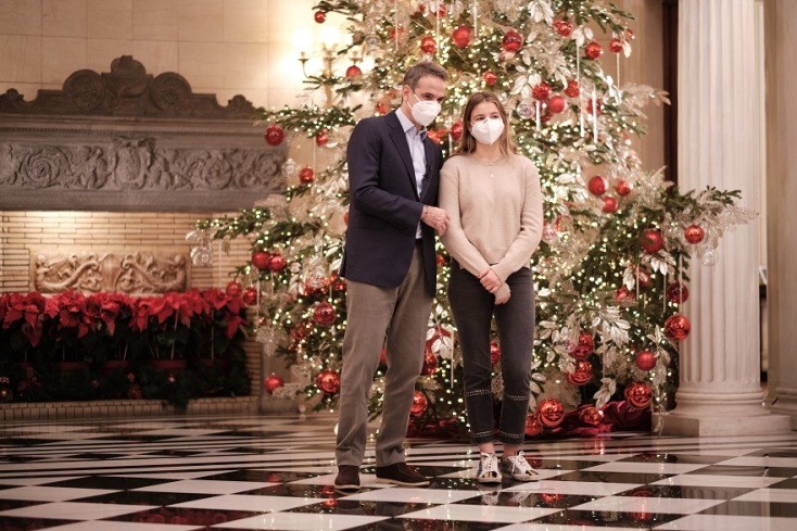 Χριστουγεννιάτικα κάλαντα στον Κυριάκο Μητσοτάκη και την κόρη του, Δάφνη 