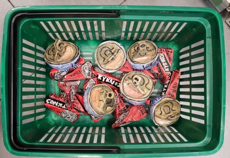 Καλάθι με έργα της Μαριλίας Κολυμπίρη από την έκθεση Basic Needs στο ΟΚ! Market της Φωκίωνος Νέγρη.