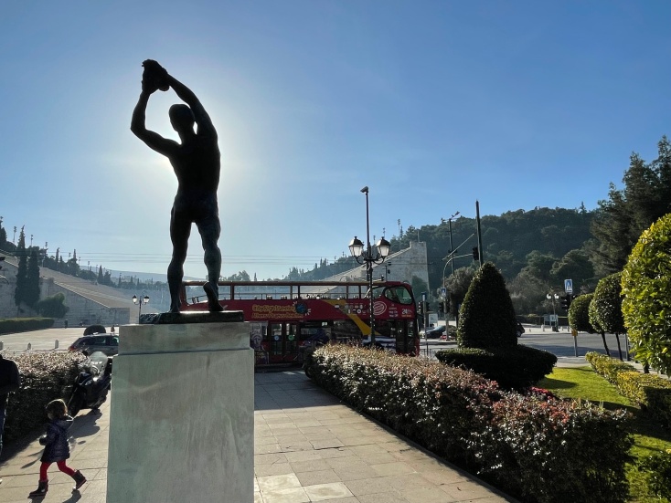 Λεωφορείο με τουρίστες στο Καλλιμάρμαρο