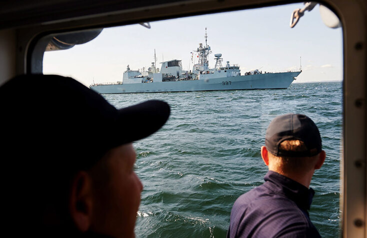 Αυτή είναι η καναδική φρεγάτα HMCS Fredericton (FFH 337) από την οποία απονηώθηκε το μοιραίο ελικόπτερο - Ανήκει στη νατοϊκή δύναμη SNMG2, η οποία επιχειρεί στη Μεσόγειο