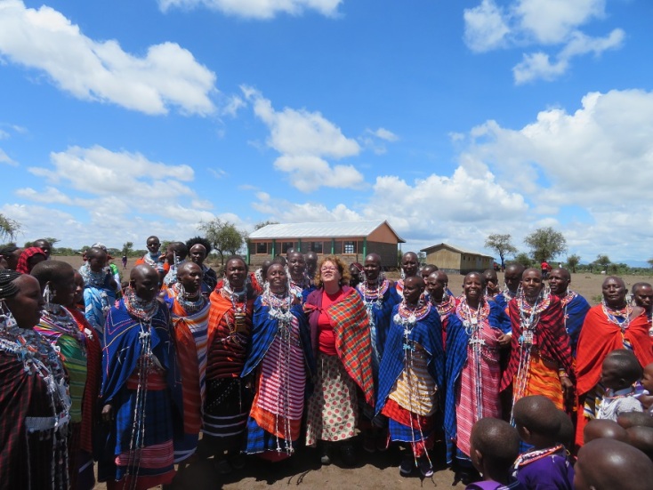 Η Άννυ Καραγκούνη μαζί με μέλη της κοινότητας Μασσάι  
