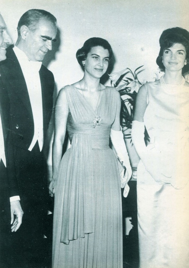 Ο Κωνσταντίνος Καραμανλής με την σύζυγό του Αμαλία Καραμανλή και την Ζακλίν Κένεντι © Φωτογραφικό Αρχείο Ιδρύματος&nbsp;"Κωνσταντίνος Γ. Καραμανλής" - Κωνσταντίνος Καραμανλής: Ο τελευταίος μεγάλος, εκδόσεις Ροές, 1991