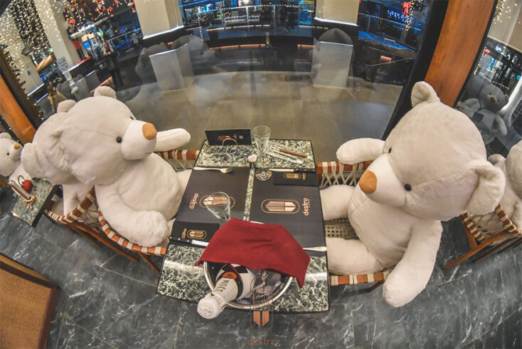 Λούτρινοι αρκούδοι σε τραπέζι καφετέριας στην Καρδίτσα