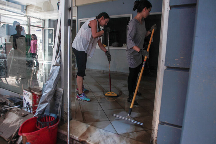 Πλημμύρες στην Καρδίτσα - Κάτοικοι με σκούπες στα χέρια απομακρύνουν τις λάσπες από το εσωτερικό καταστήματος