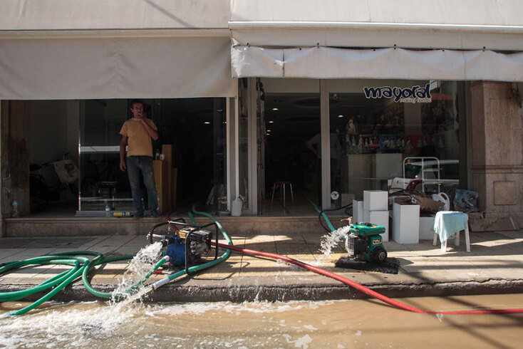 Πλημμύρες στην Καρδίτσα: Με γεννήτριες απομακρύνουν τα νερά της βροχής - Μεγάλες ζημιές σε σπίτια και καταστήματα από το εσωτερικό κτιρίων