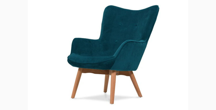 Μπλε βελούδινη πολυθρόνα με ξύλινα πόδια